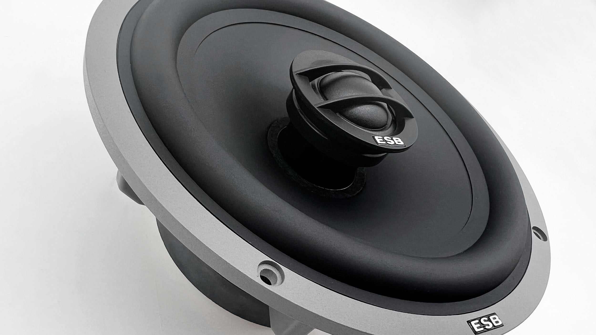 ESB Audio 4.6C koaksiaali sivunäkymä, neodyymimagneetit ja alumiininen korirunko