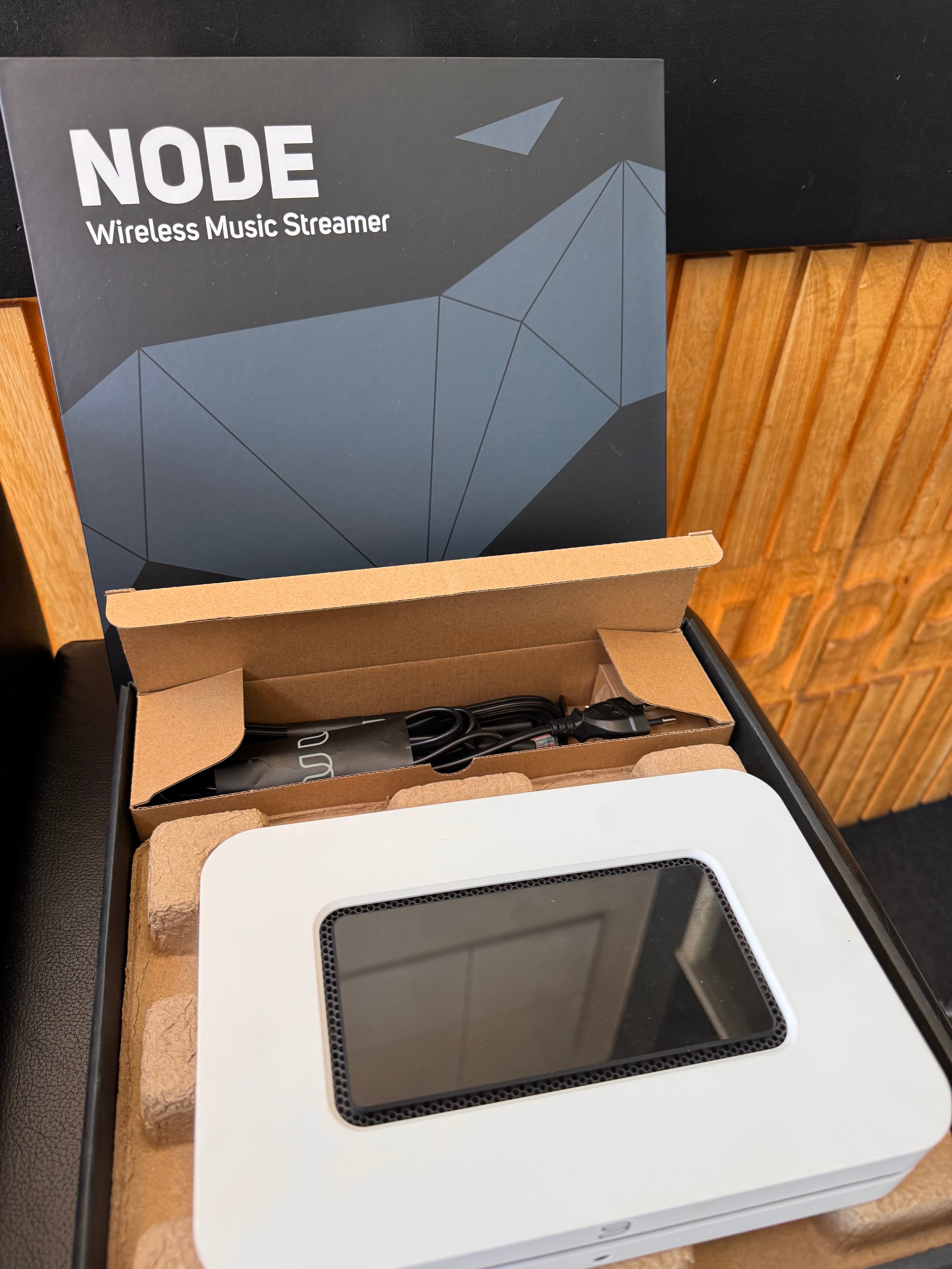Bluesound Node N130 vaihtolaite, valkoinen