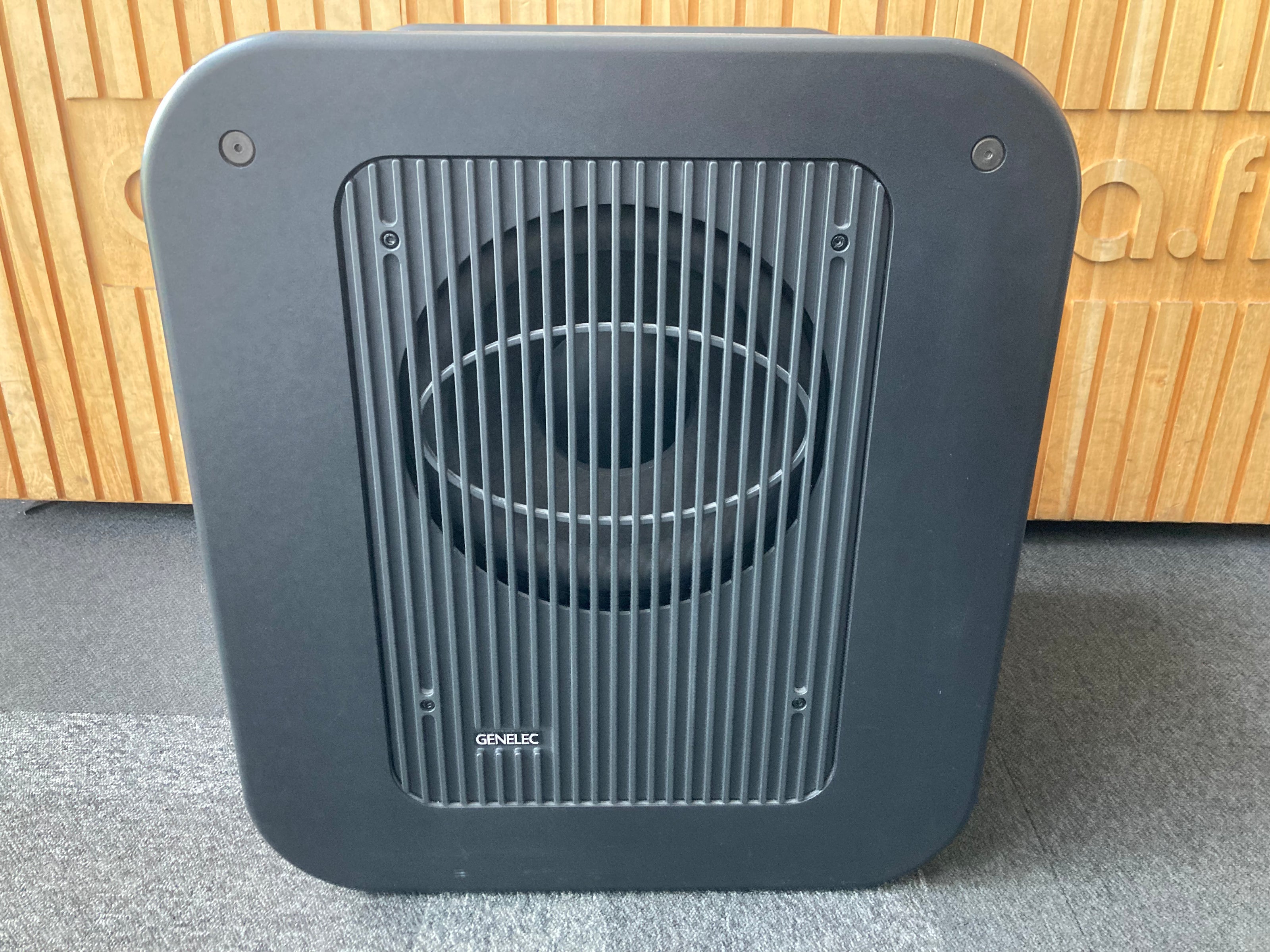 Genelec 7270A, vaihtolaite