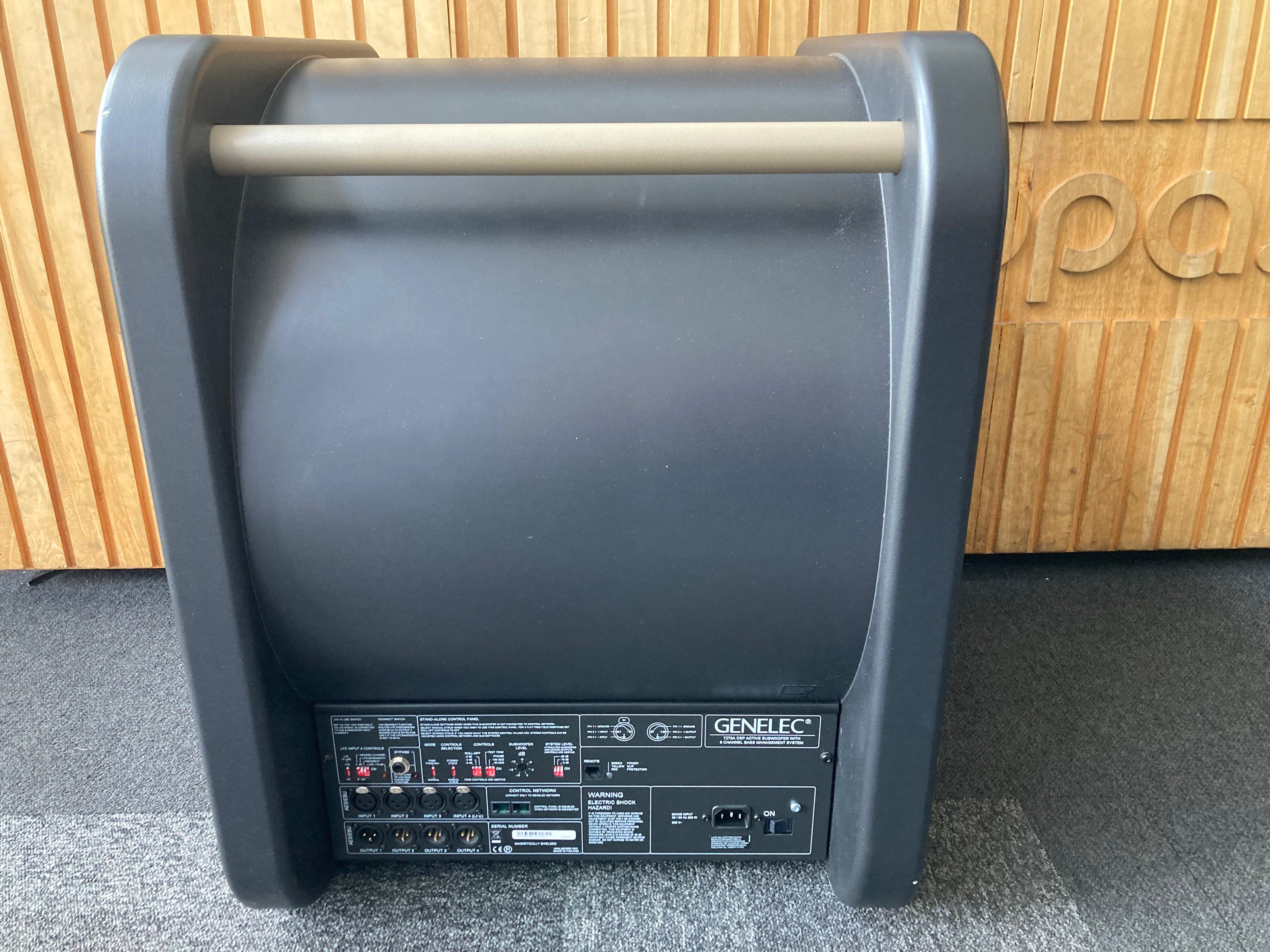 Genelec 7270A, vaihtolaite