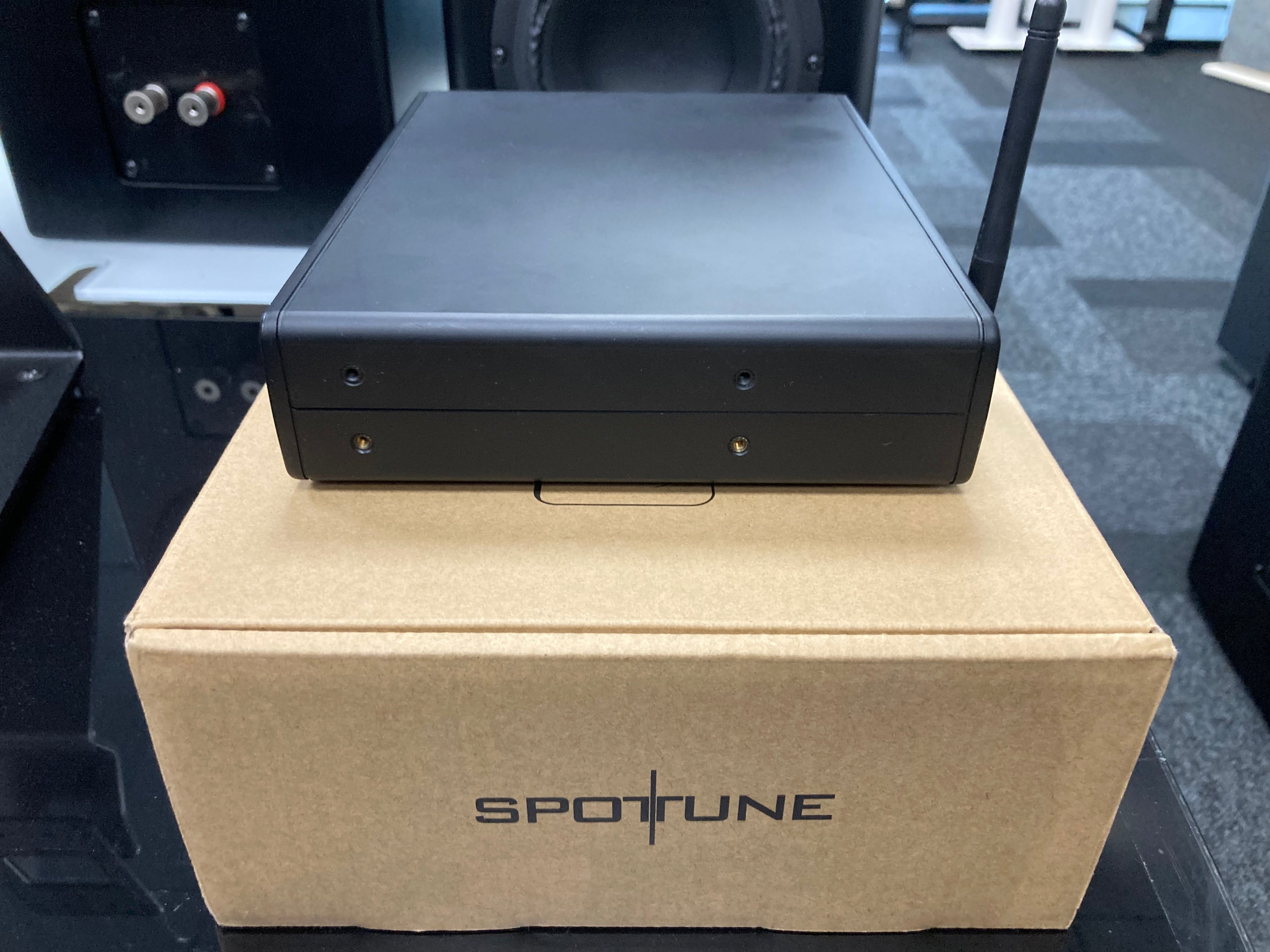 Spottune 2x Omni Track White Bundle – Demopoistolaite