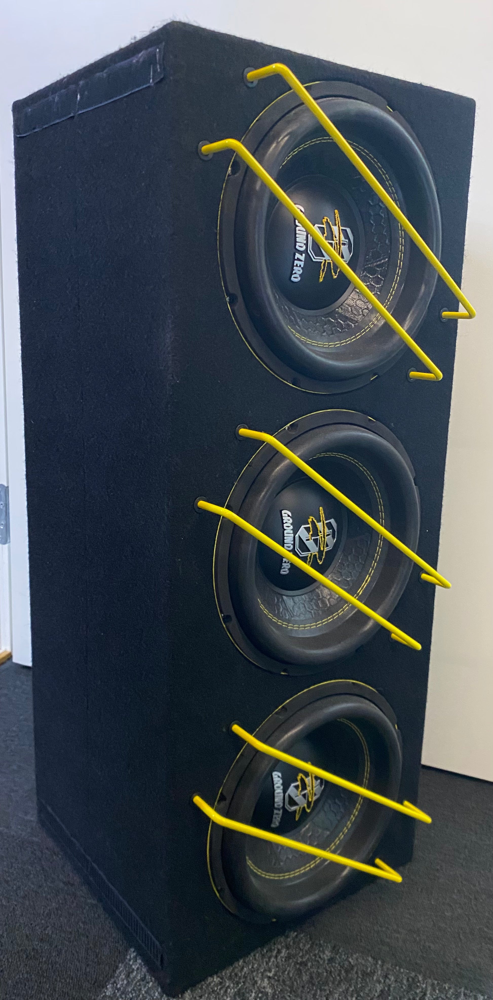 Ground Zero GZIB 3.250SPL koteloidut subwooferit, 3x10