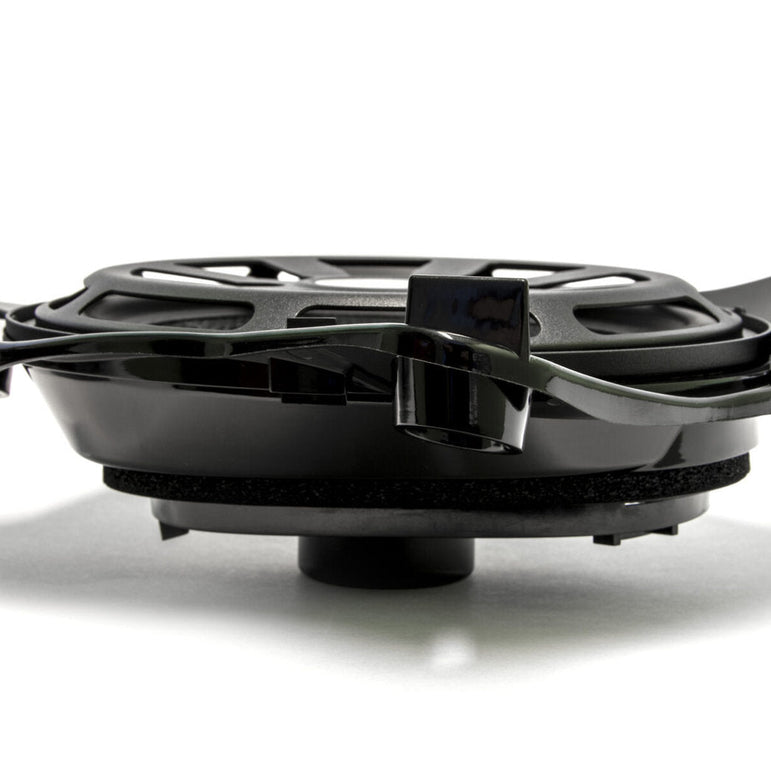BLAM MB200W subwoofer asennettuna Mercedes-Benz jalkatilaan
