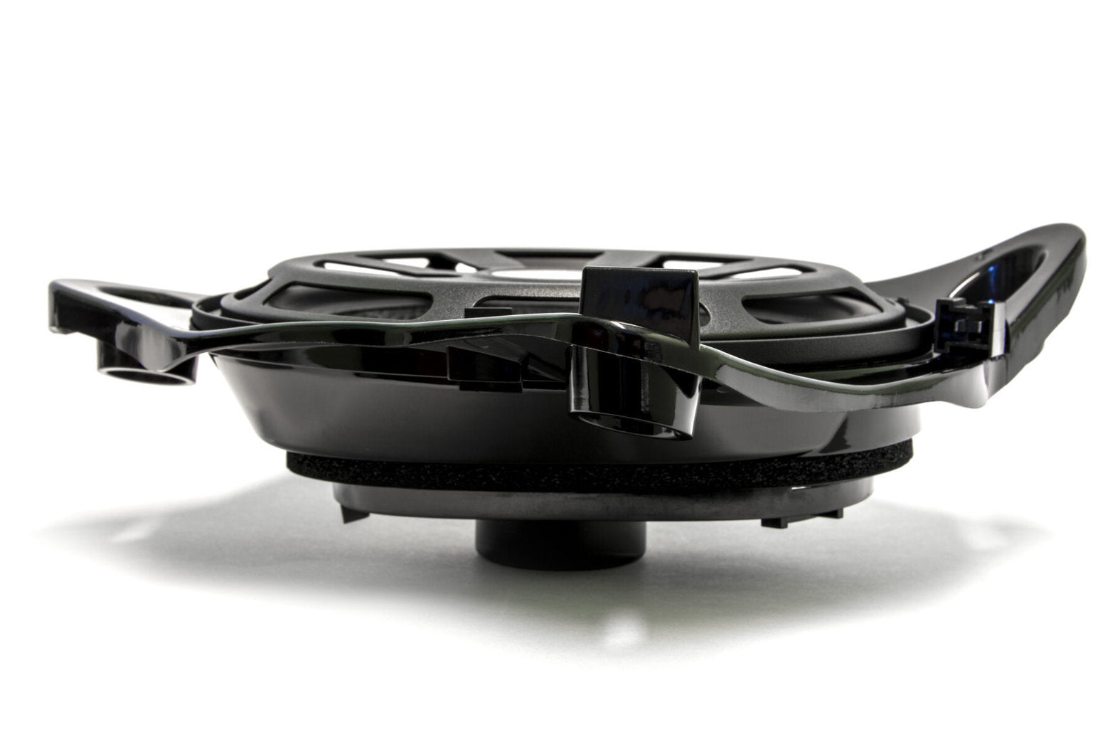 BLAM MB200W subwoofer asennettuna Mercedes-Benz jalkatilaan
