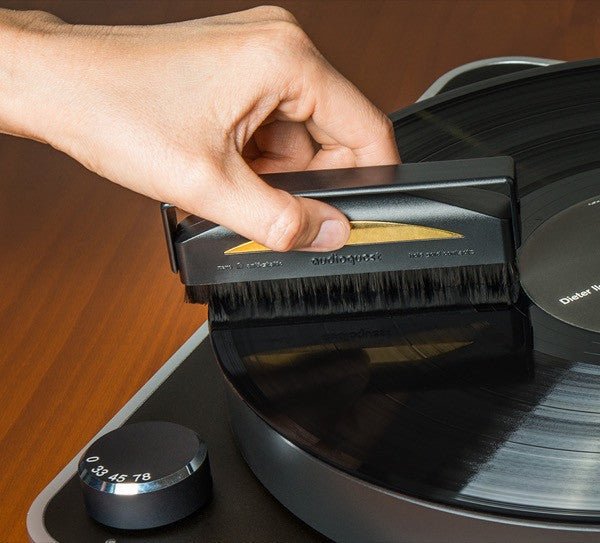 Audioquest Anti - Static Record Brush levyharja | Hifikaupat.fi